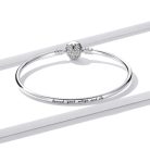 Elegáns pillangós ezüst bangle karkötő kontrasztos, sötét háttér előtt elhelyezve