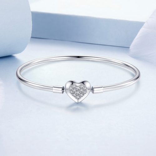 Elegáns ezüst bangle karkötő csillogó szív csattal, finom világoskék háttéren