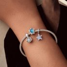elegáns ezüst teknős charm áttetsző kék kő középrésszel
