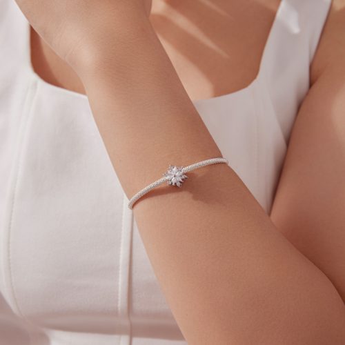 kristályfinom részletekkel készült ezüst hópehely charm kristályos díszítéssellyos mintázatú ezüst hópehely charm ünnepi hatással