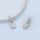 Női csuklón viselt elegáns ezüst lóhere charm, finom és fényes kidolgozással.