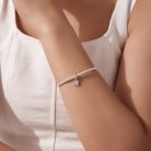Texturált mesh ezüst karkötő lóhere charm függővel, letisztult háttérrel fotózva.