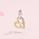 Két tónusú szív charm MOM gravírozással és finom kristálydíszítéssel.