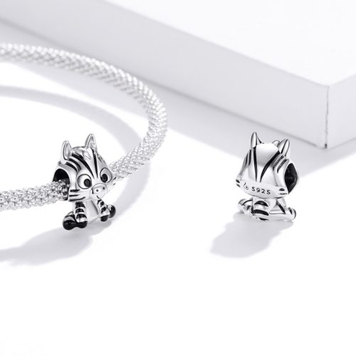 csillogo ezust zebra charm reszletes mintaval pandora kompatibilis