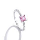 Oldalnézetből fotózott s925 ezüst gyűrű ragyogó pink cirkónia kővel