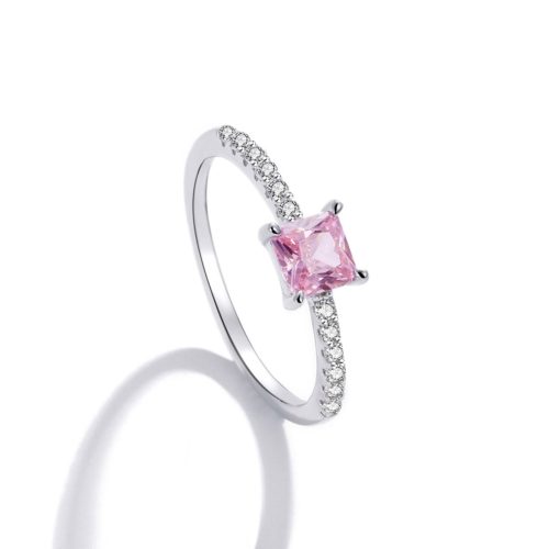 Oldalnézetből fotózott s925 ezüst gyűrű ragyogó pink cirkónia kővel