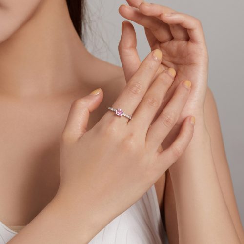 Lágyan beállított női kezeken ragyogó pink cirkónia s925 ezüst gyűrű