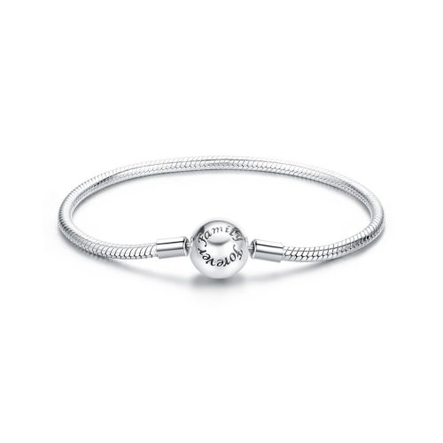 Pandora kompatibilis ezüst kígyólánc karkötő Family Forever gravírozott gömb kapoccsal, fehér háttér előtt