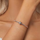 Női modell viseli a Pandora kompatibilis ezüst Family Forever kígyólánc karkötőt