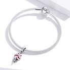 Ezüst hálós karkötőre rögzített színes, játékos nyalóka charm, a háttérben a karkötő elegáns, Love forever feliratú kerek kapoccsal.