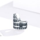 Részletgazdag, antikolt ezüst Kolosszeum charm lágy alsó árnyékkal, letisztult, világosszürke stúdiókörnyezetben fotózva.