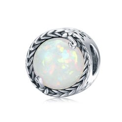 925-ös sterling ezüstből készült, irizáló fehér szintetikus opál kővel díszített kerek charm tiszta fehér háttér előtt, finom alsó tükröződéssel.