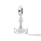 925-ös sterling ezüstből készült, kézisúlyzót szorító kezet formázó függő charm pink színű, szív alakú cirkónia kővel díszített rögzítőgyűrűvel, tiszta fehér háttér előtt.