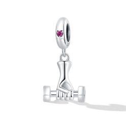 925-ös sterling ezüstből készült, kézisúlyzót szorító kezet formázó függő charm pink színű, szív alakú cirkónia kővel díszített rögzítőgyűrűvel, tiszta fehér háttér előtt.