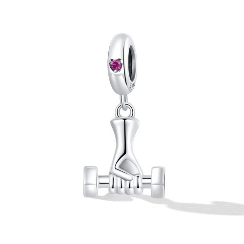925-ös sterling ezüstből készült, kézisúlyzót szorító kezet formázó függő charm pink színű, szív alakú cirkónia kővel díszített rögzítőgyűrűvel, tiszta fehér háttér előtt.