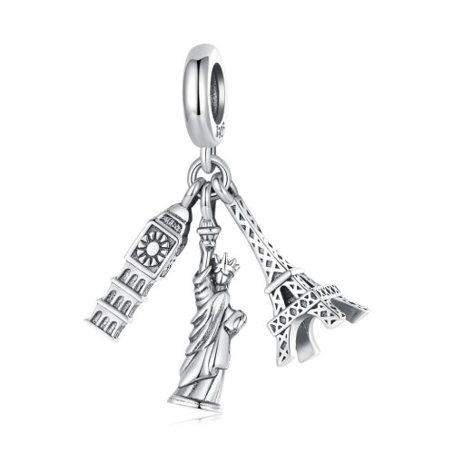 925-ös sterling ezüstből készült utazási témájú függő charm, amelyen az Eiffel-torony, a Szabadság-szobor és a Big Ben részletgazdag miniatűr medáljai függenek egy sima felületű rögzítőgyűrűről,