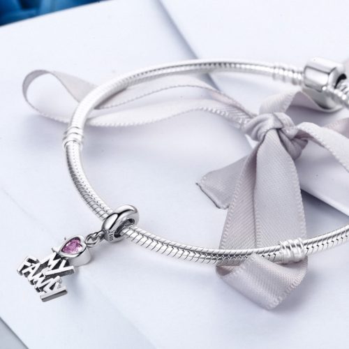 Sentimentális “I love my family” ezüst charm kristályos szívvel, Pandora kompatibilis.