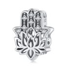 925-ös sterling ezüstből készült, Hamsza keze formájú charm áttört lótuszvirág mintával és apró, csillogó cirkónia kövekkel díszítve, tiszta fehér háttér előtt.