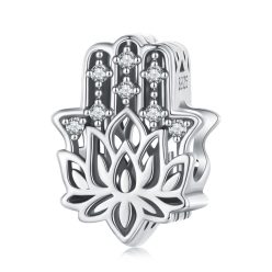 925-ös sterling ezüstből készült, Hamsza keze formájú charm áttört lótuszvirág mintával és apró, csillogó cirkónia kövekkel díszítve, tiszta fehér háttér előtt.