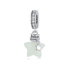 925-ös sterling ezüstből készült függő charm csillogó cirkónia köves rögzítőgyűrűvel, amely egy nagyobb, halványzöldes fehér színű csillagot és egy mellette lógó kisebb ezüst csillagot ábrázol.