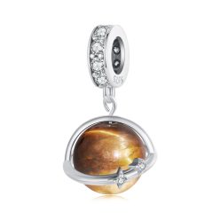 925-ös sterling ezüstből készült, Szaturnusz bolygót ábrázoló függő charm cirkónia kövekkel díszített gyűrűvel és egy nagyméretű, gömb alakú barna tigrisszem kővel, tiszta fehér háttér előtt.