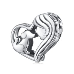 925-ös sterling ezüstből készült, áttört szív alakú charm, amely egy lány profilját és egy kiskutyát ábrázol, fehér háttér előtt.