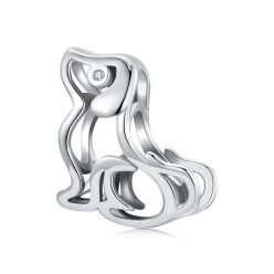 925-ös sterling ezüstből készült, áttört kialakítású kutyás charm csillogó cirkónia kővel, fehér háttér előtt.