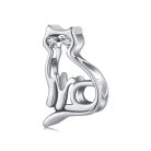 925-ös sterling ezüstből készült, áttört kialakítású ülő macska charm csillogó cirkónia kövekkel, fehér háttér előtt.