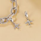 Repülőgép ezüst charm karkötővel és különállóan fotózva, jól látható S925-ös sterling ezüst fémjelzéssel a hátoldalán.