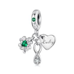 925-ös sterling ezüstből készült függő charm négylevelű lóherével, végtelenség jellel és Lucky feliratú szívvel, fehér háttér előtt.