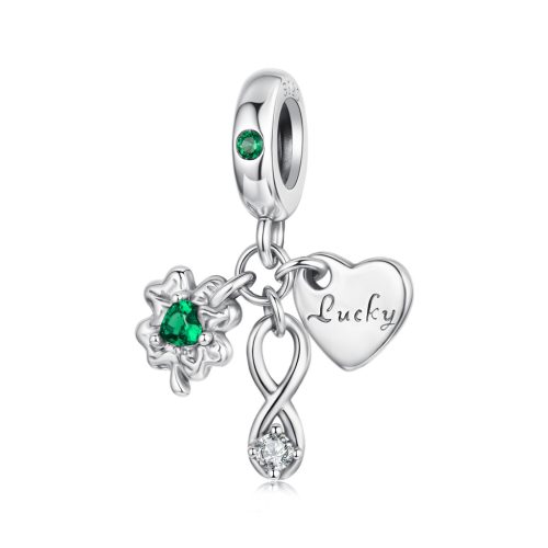 925-ös sterling ezüstből készült függő charm négylevelű lóherével, végtelenség jellel és Lucky feliratú szívvel, fehér háttér előtt.