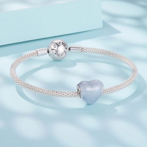 Elegáns hálós ezüst karkötő közepén elhelyezkedő, finoman csillogó halványkék szív ékszer charm.
