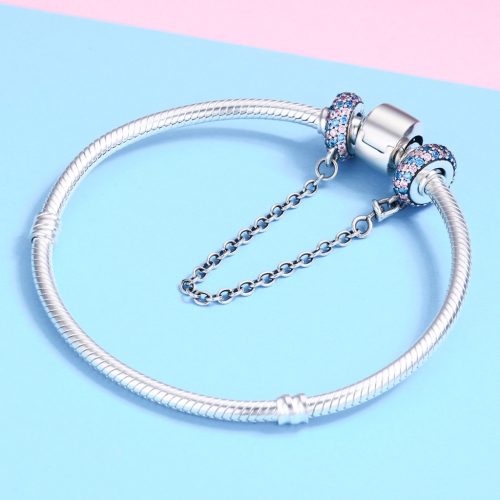 Ezüst safety chain charm rózsaszín és kék kristályokkal, Pandora kompatibilis karkötőre.