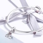 Kétféle szívvel díszített ezüst “I love mom” charm, Pandora kompatibilis ékszerfotón.