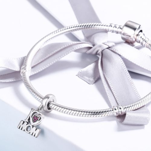 Kétféle szívvel díszített ezüst “I love mom” charm, Pandora kompatibilis ékszerfotón.