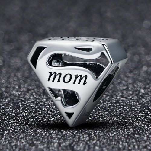 Superman stílusú ezüst “mom” medál, Pandora kompatibilis ékszerhez.