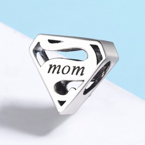 Super Mom feliratos ezüst charm szuperhős logóval, Pandora kompatibilis karkötőre.