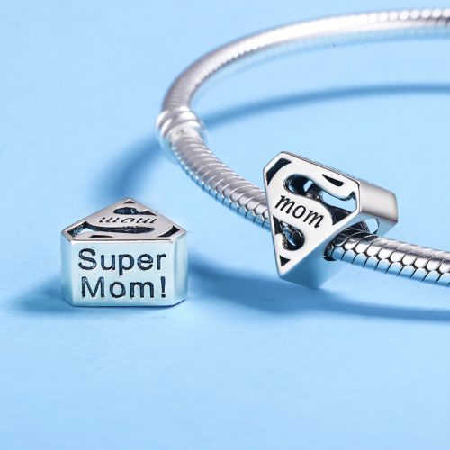 Superman ihlette “mom” charm ezüstből, Pandora kompatibilis karkötőhöz.