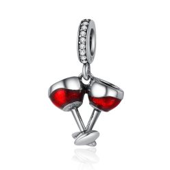925 sterling ezüstből készült, Pandora kompatibilis vörösboros medál fehér háttér előtt.