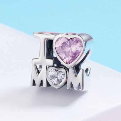 925 sterling ezüst I Love Mom karkötő medál csillogó cirkónia kövekkel, kék-fehér háttérben.