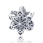 Hópehely alakú, áttört szív mintákkal díszített Pandora kompatibilis ezüst charm tükröződéssel, tiszta fehér háttér előtt.