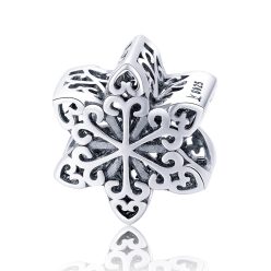 Hópehely alakú, áttört szív mintákkal díszített Pandora kompatibilis ezüst charm tükröződéssel, tiszta fehér háttér előtt.