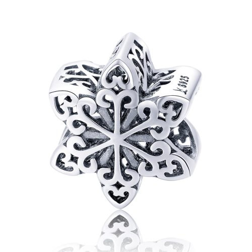 Hópehely alakú, áttört szív mintákkal díszített Pandora kompatibilis ezüst charm tükröződéssel, tiszta fehér háttér előtt.