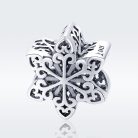 925 sterling ezüstből készült, részletgazdag és elegáns Pandora stílusú hópehely charm stúdió háttérrel.