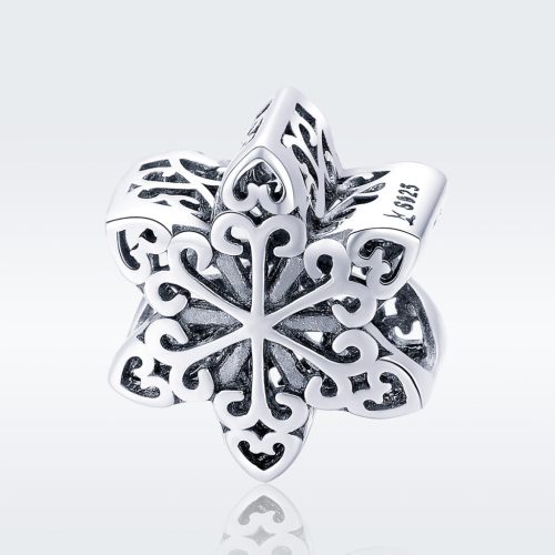925 sterling ezüstből készült, részletgazdag és elegáns Pandora stílusú hópehely charm stúdió háttérrel.