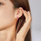 Női modellportré a piros zománcozott S925 ezüst koi ponty fülbevaló viselésével