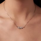 Női nyakon viselt, finom kidolgozású sterling ezüst nyaklánc csillogó, íves virágos medállal.
