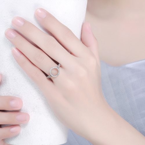 Kör alakú ezüst gyűrű női modellen fehér vázával